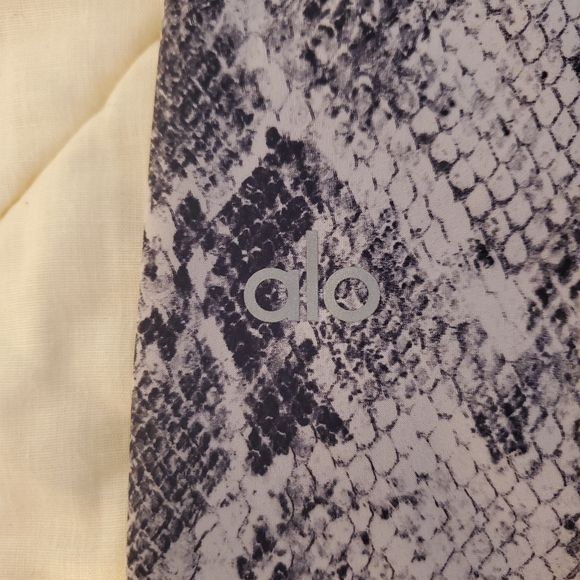 ALO Yoga Vapor Snake Print Leggings - Picture 4 of 7